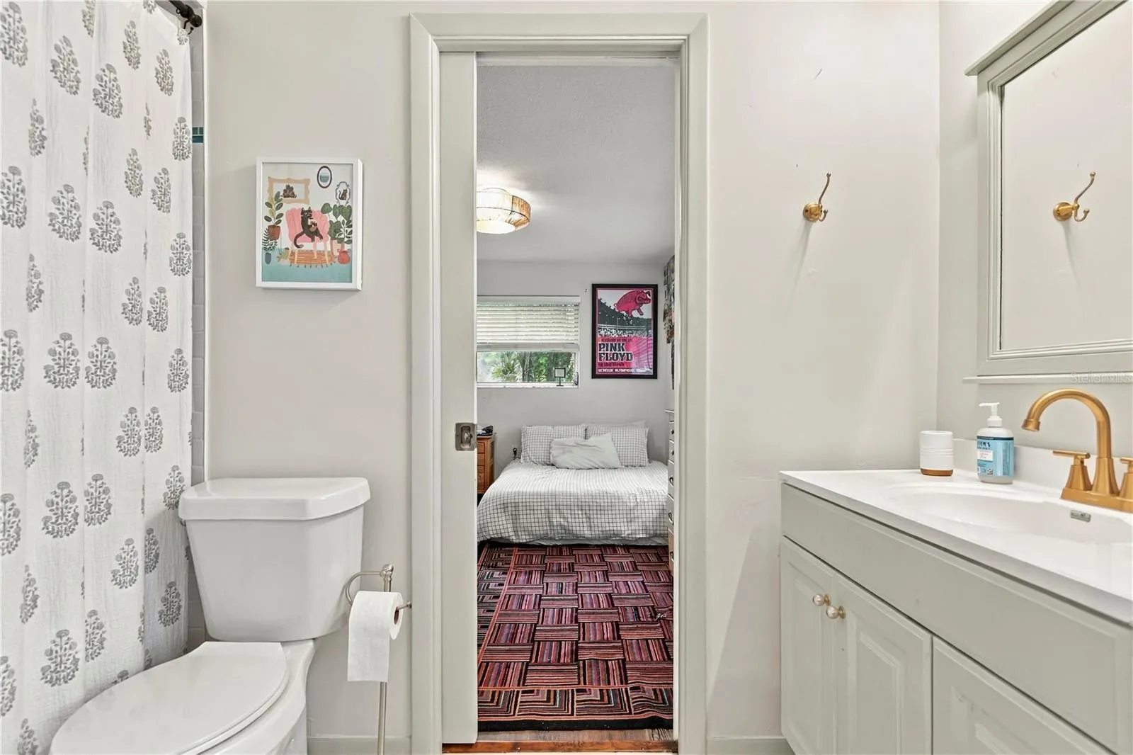 bathroom 2- jack and jill