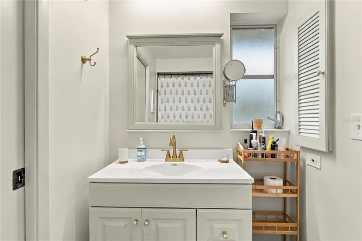 bathroom 2- jack and jill