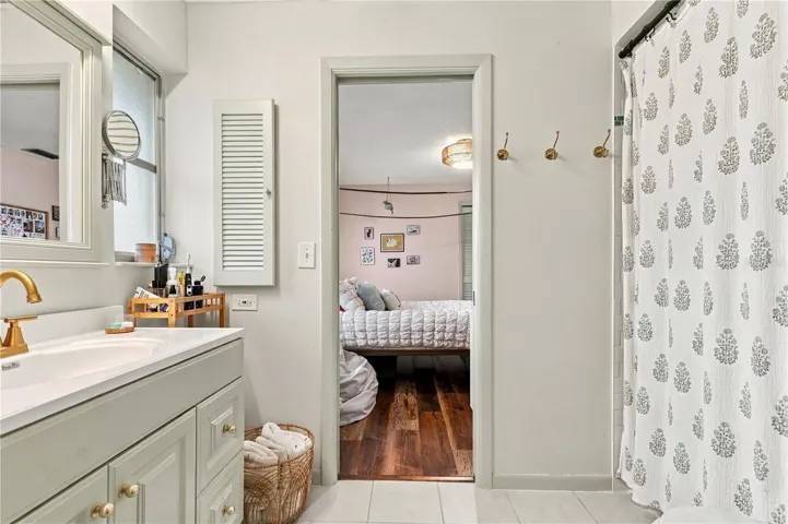 bathroom 2- jack and jill