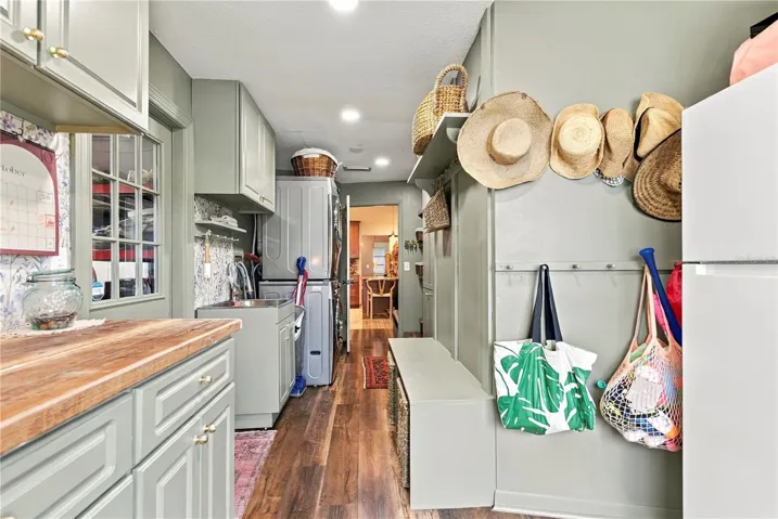 Laundry room/mud room storage and counterspace
