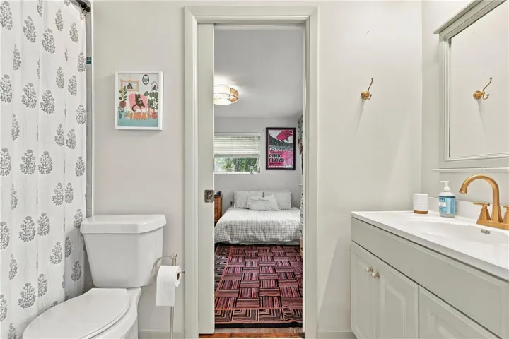 bathroom 2- jack and jill