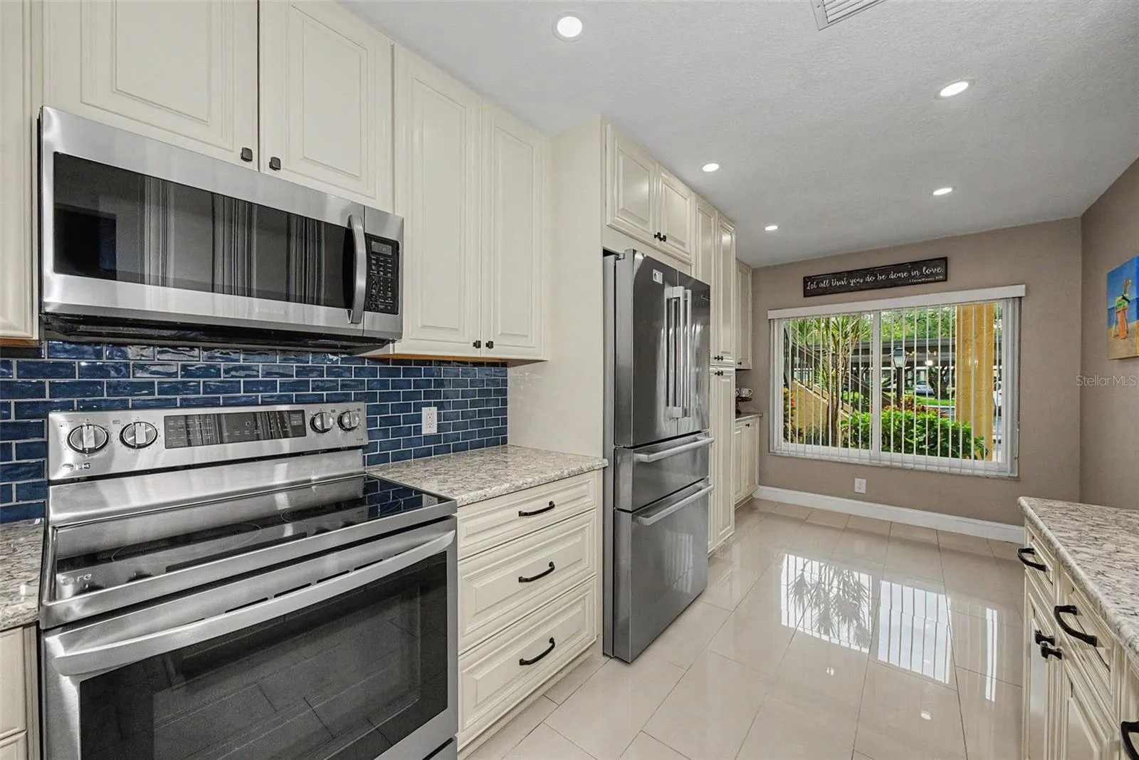 Kitchen w/air fryer, convection oven combo
