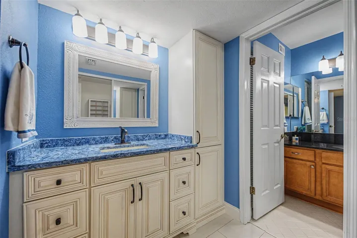 Extra vanity/sink in primary suite