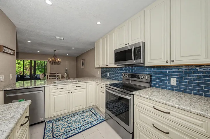 Kitchen w/reverse osmosis system