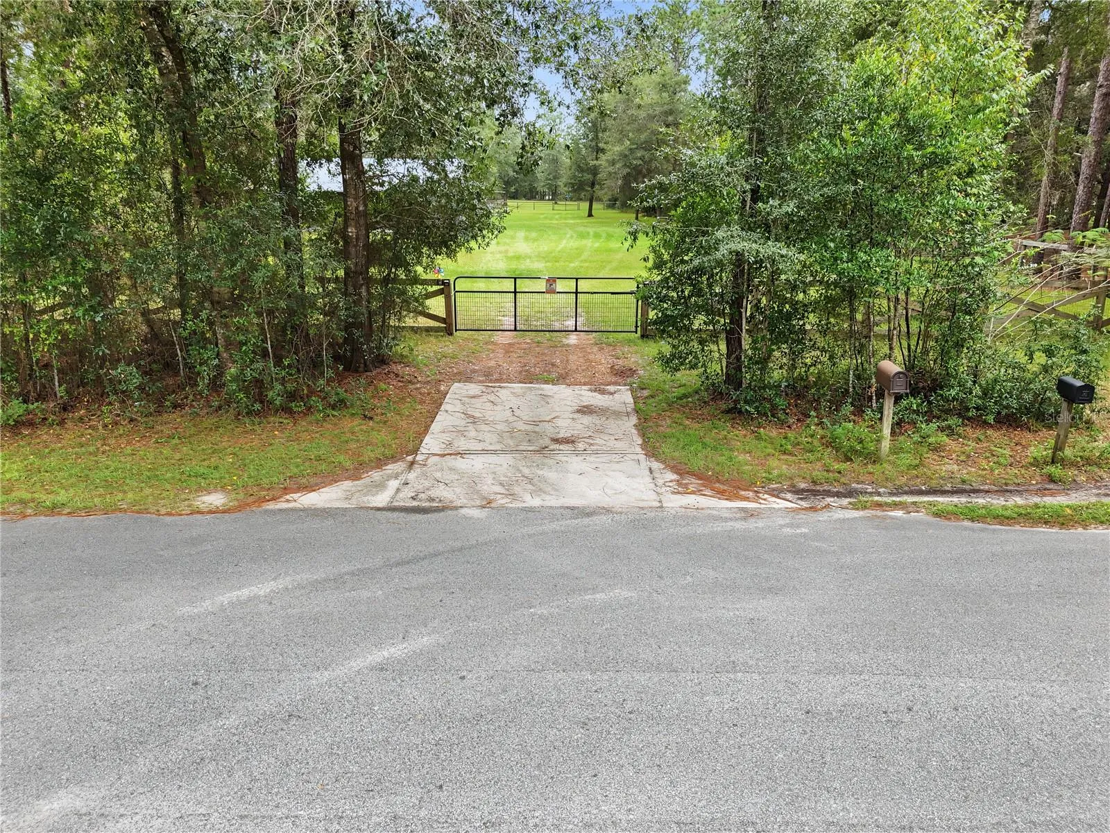 Electric Gate Entry off SW 31st St