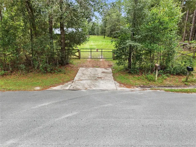 Electric Gate Entry off SW 31st St