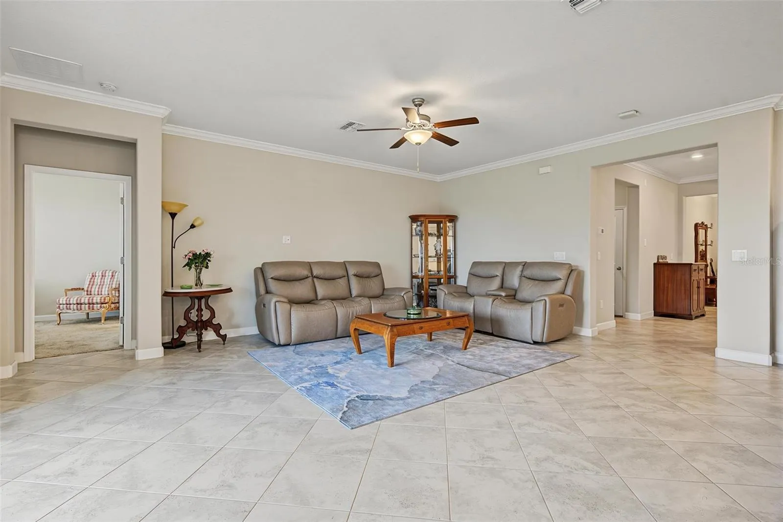 Huge family roomGreat for entertaining