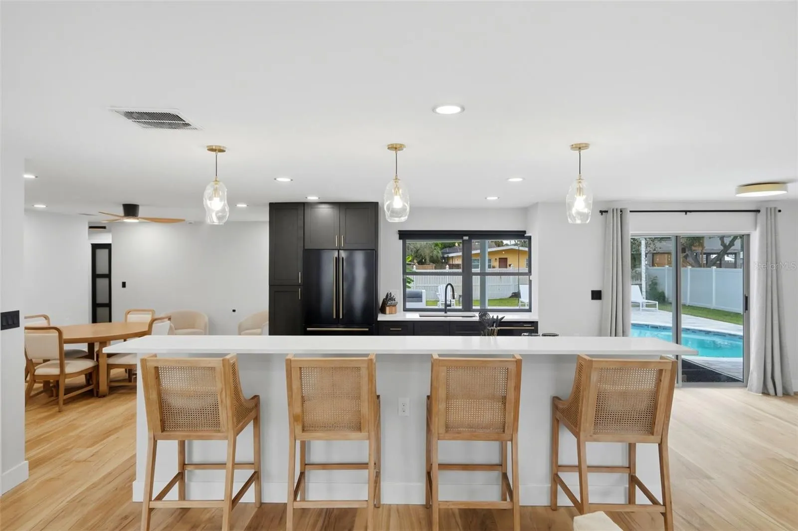 Oversized Island &amp; Breakfast Bar