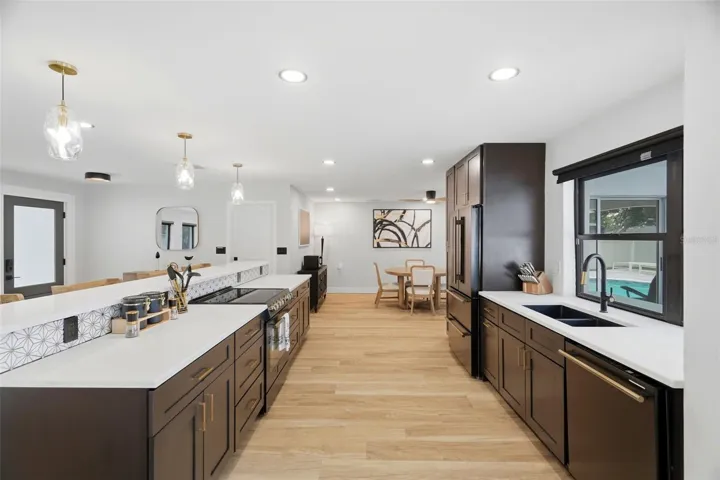 Beautiful Cabinetry, Soft-close Drawers &amp; Cabinets