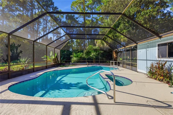 Large Pool & Spa Backs up to Small Freshwater Canal- BRAND NEW POOL SCREEN!