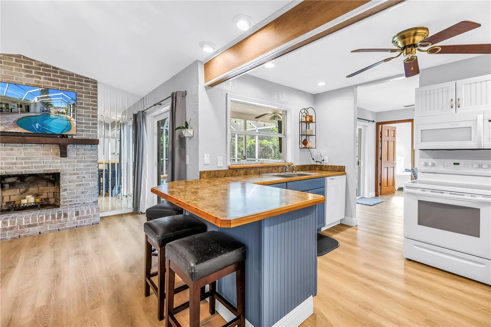 Kitchen with Breakfast Bar