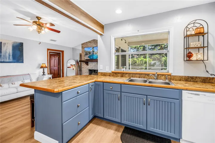 Kitchen with Breakfast Bar