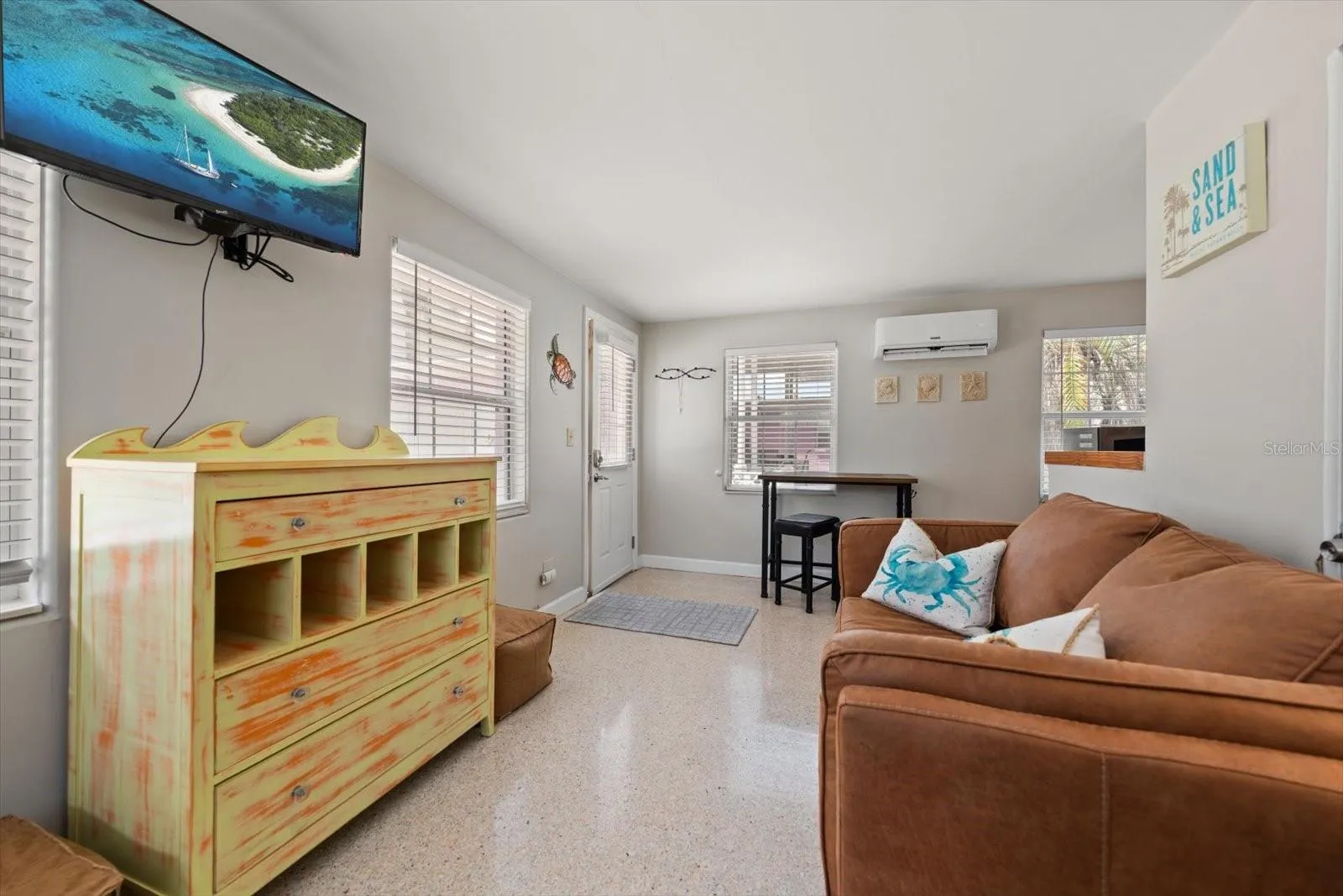 1 Bedroom living room area