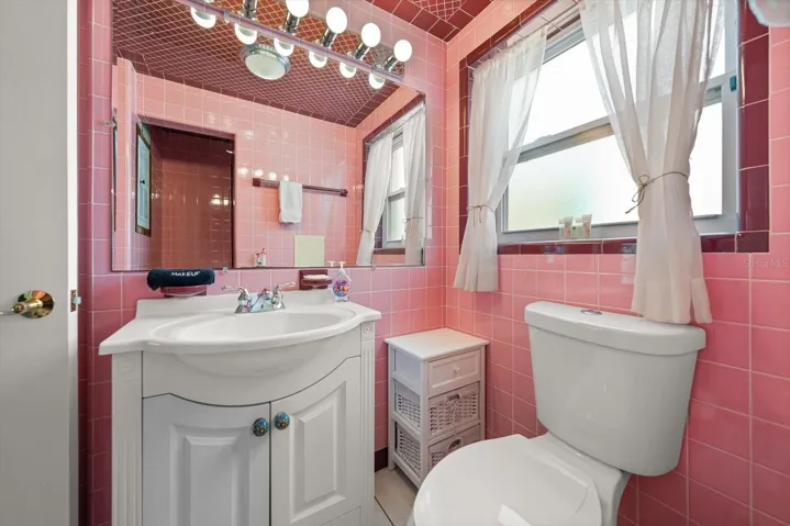 One bedroom bath area
