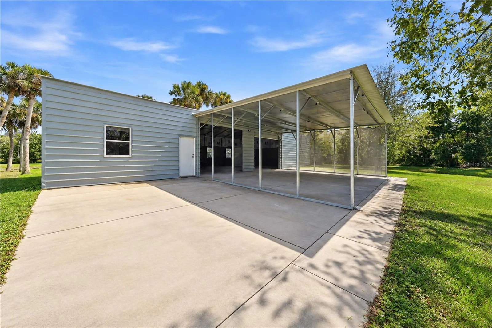 DETACHED BUILDING WITH 2 BAY DOORS + BATHROOM
