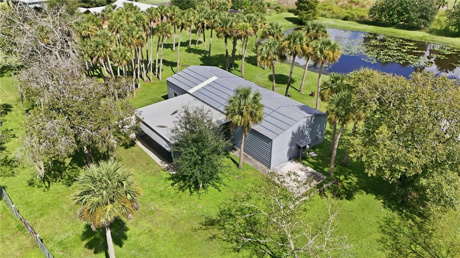 DETACHED BUILDING WITH 2 BAY DOORS + BATHROOM