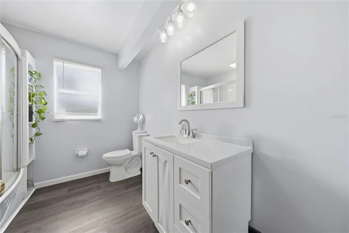 BATHROOM 2 TUB/SHOWER