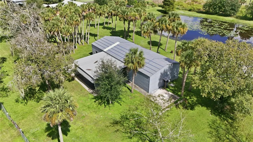 DETACHED BUILDING WITH 2 BAY DOORS + BATHROOM