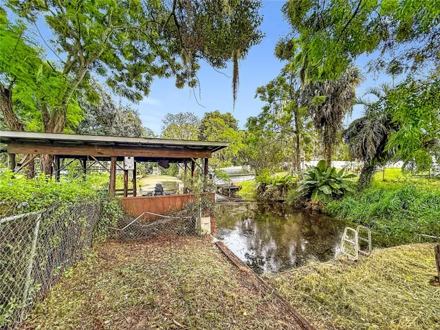 Canal ends in back yard. Chain of Lake Harris access!