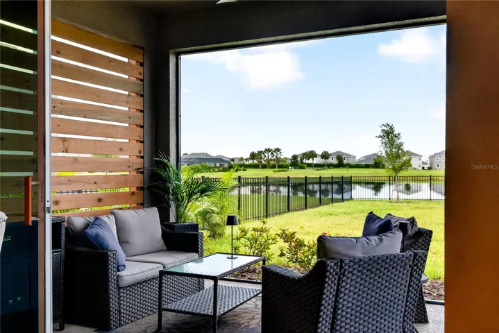 Lanai with privacy slats
