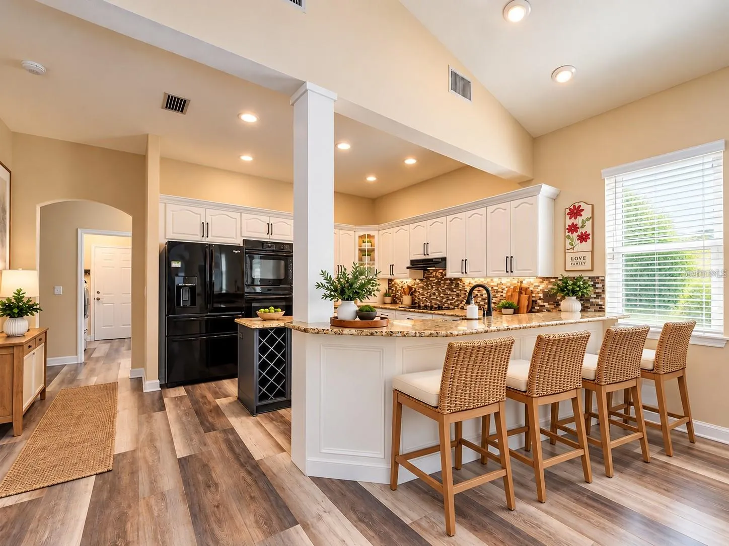 KITCHEN WITH BREAKFAST BAR