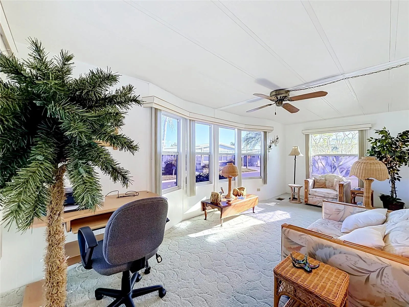 SUNROOM/OFFICE/BONUS ROOM