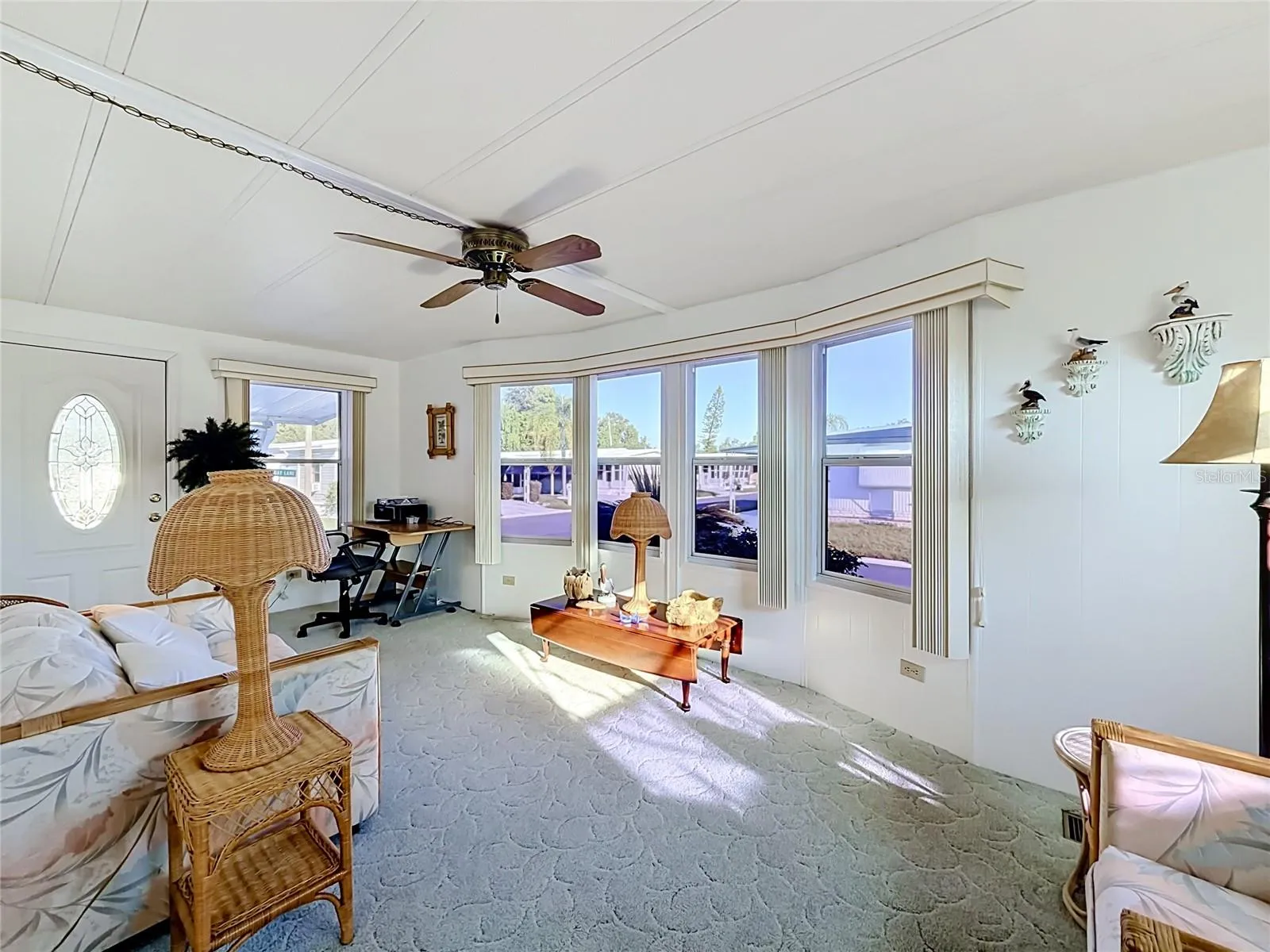 SUNROOM/BONUS ROOM OPEN TO LIVING ROOM