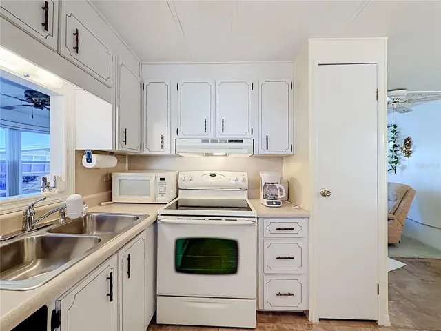KITCHEN WITH PANTRY