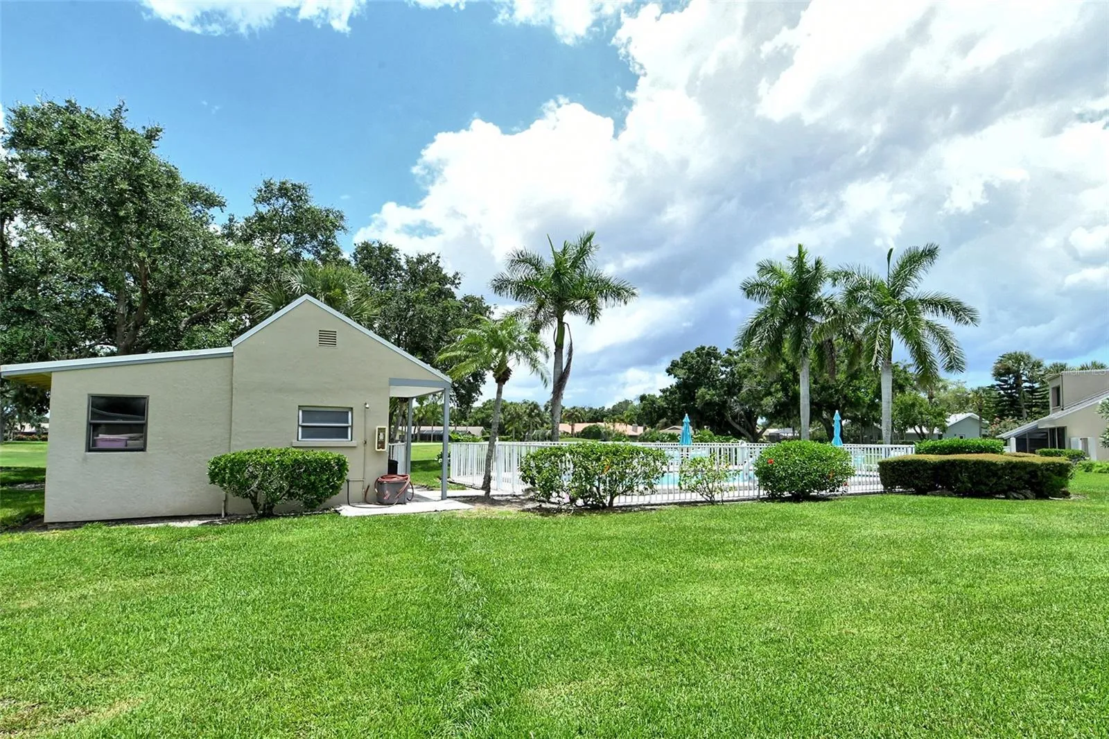 Community pool (1/2)