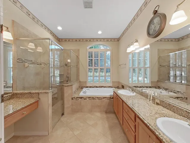 Large Ensuite Bath