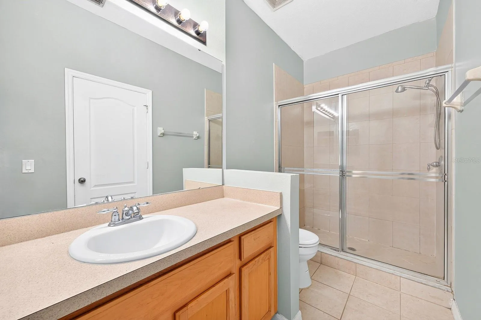 Primary en-suite bath.