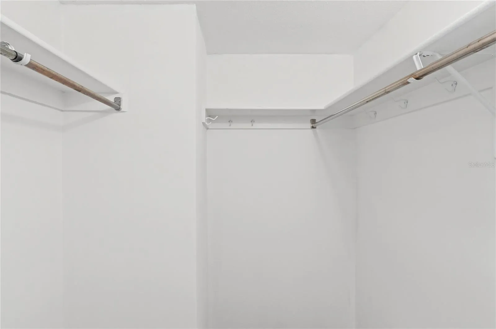WALK IN CLOSET
