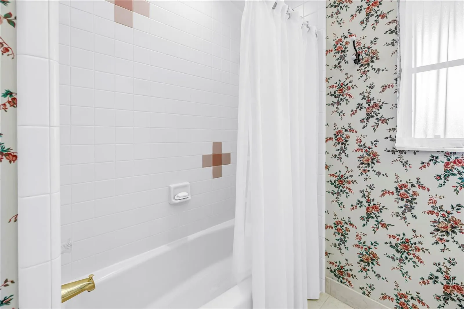 Bath 2 tub and shower in great condition