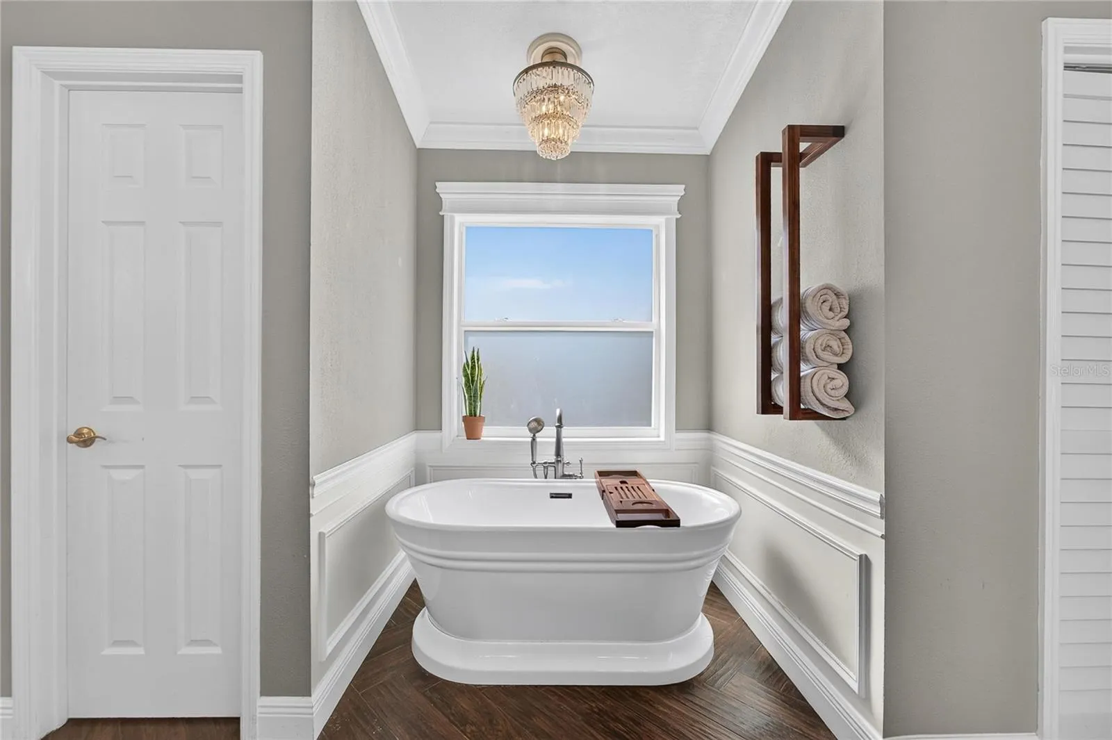 LOOK AT THIS SOAKING TUB!