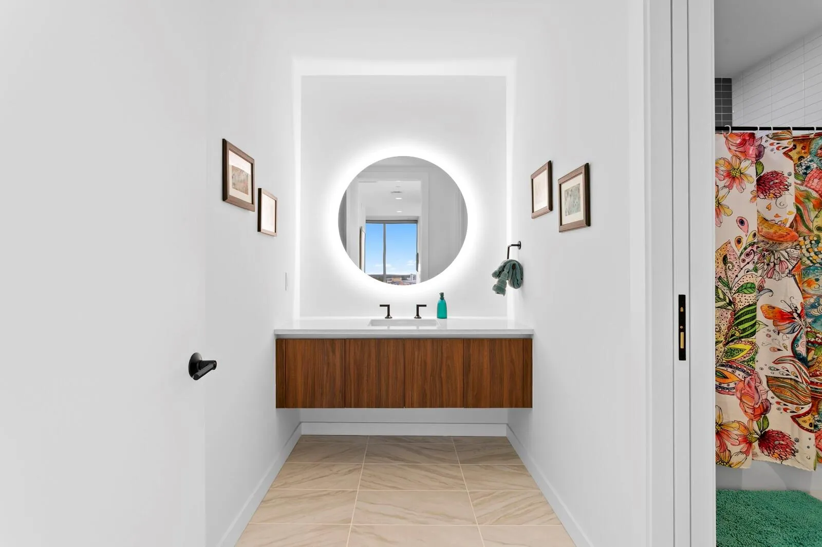 2nd bathroom shower/tub