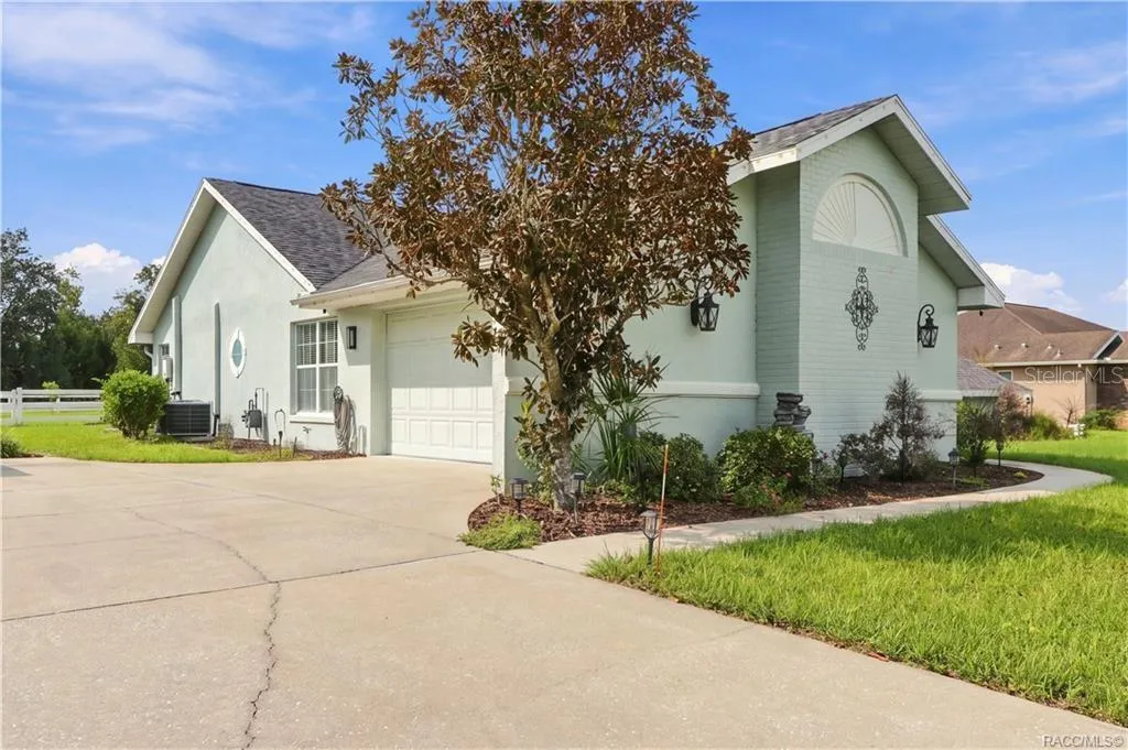 Rear Exterior – Expansive screen enclosure overlooking the backyard, offering plenty of space to enjoy Florida's outdoor lifestyle.