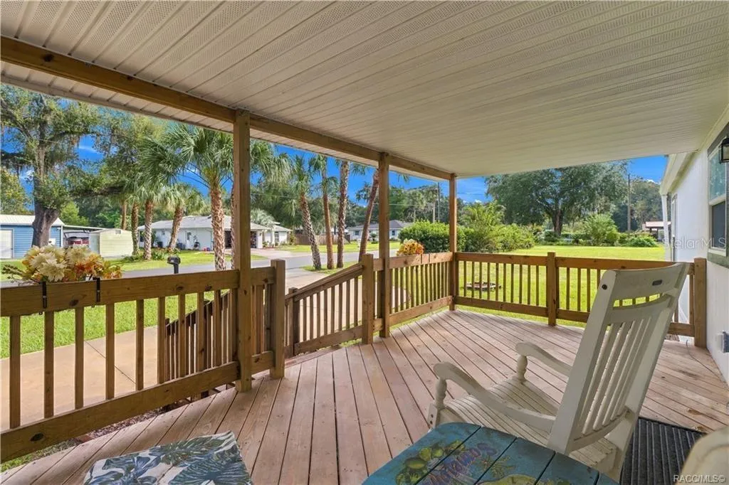 Covered Front Porch – Picture yourself enjoying morning coffee or a quiet afternoon on this spacious covered porch overlooking the front lawn &amp; neighborhood.