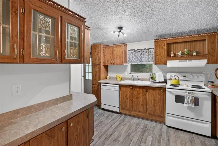 Spacious kitchen - so much storage space!