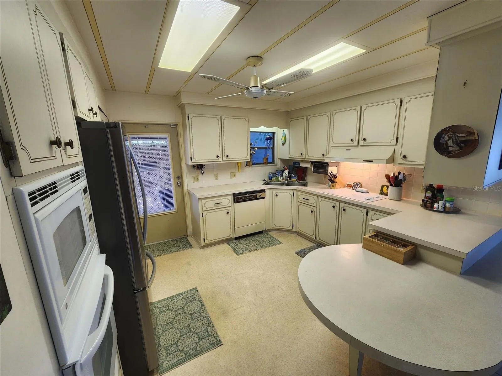 Open Kitchen w/breakfast bar