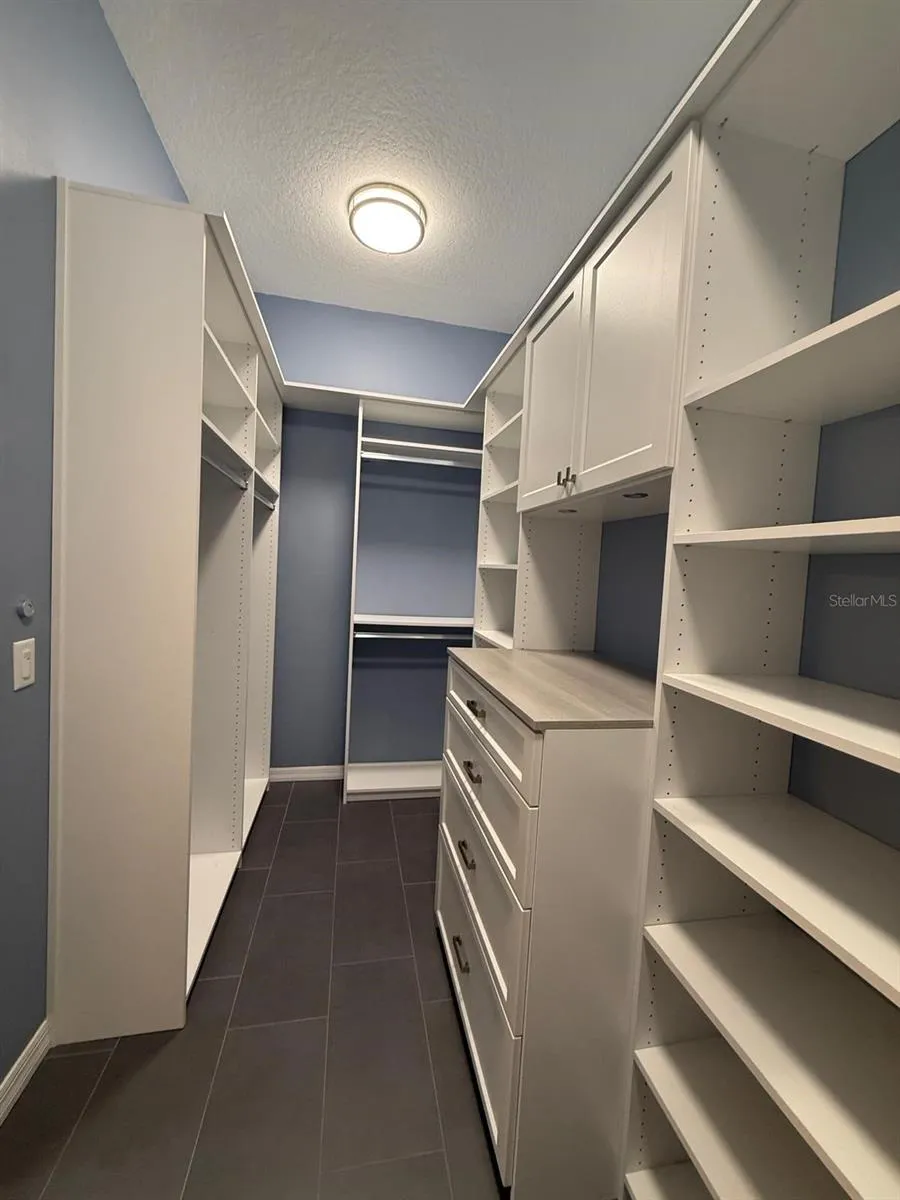 primary walk-in-closet