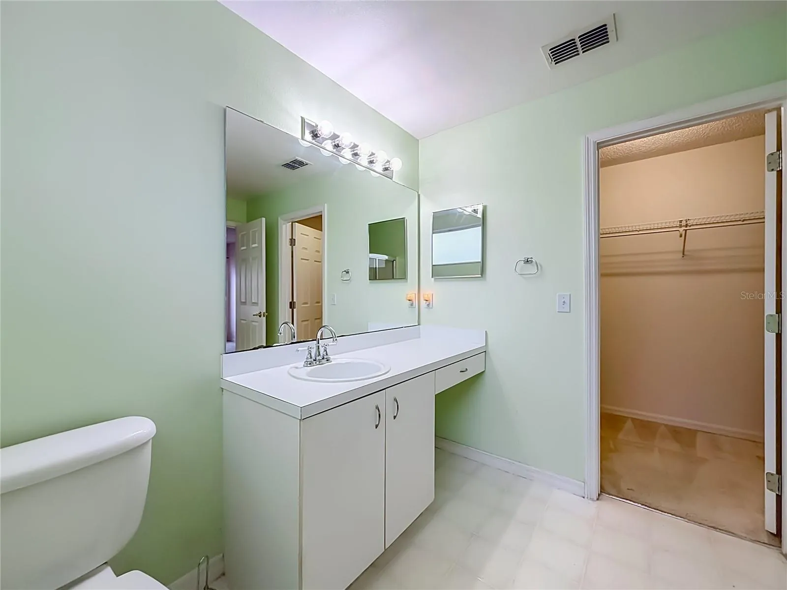 Primary en-suite bathroom
