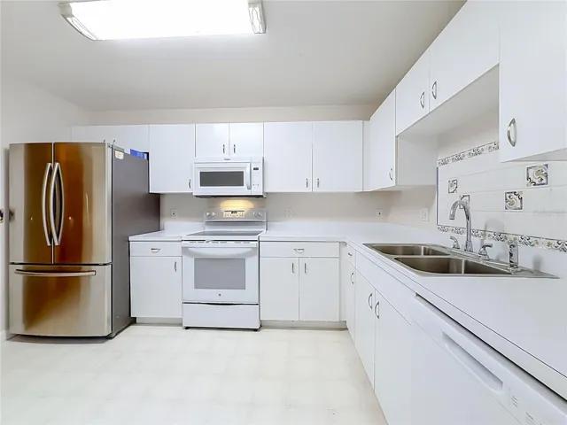 lots of counter space in kitchen