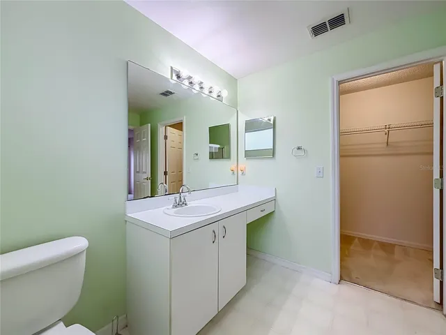 Primary en-suite bathroom