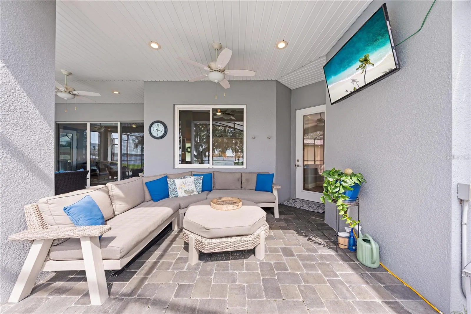 Large covered lanai perfect for entertaining