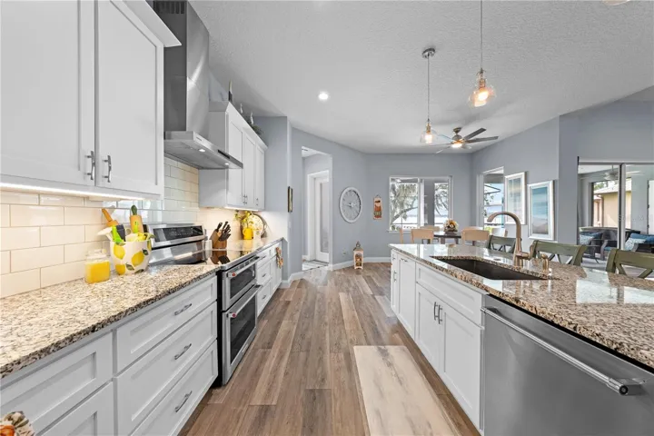 Kitchen with soft close drawers, double oven and granite countertops
