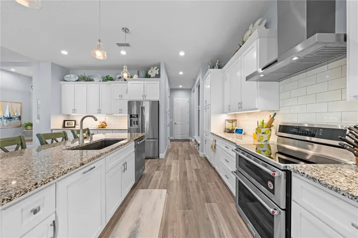 Kitchen with soft close drawers, double oven and granite countertops