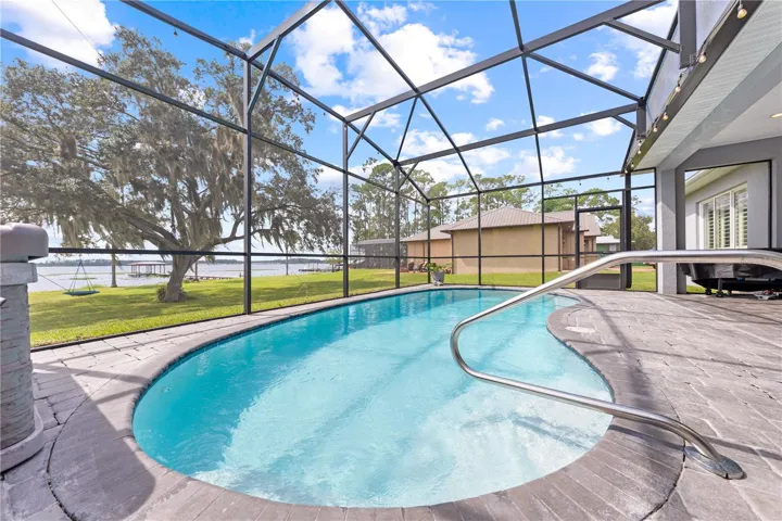 Chlorine pool with electric heater
