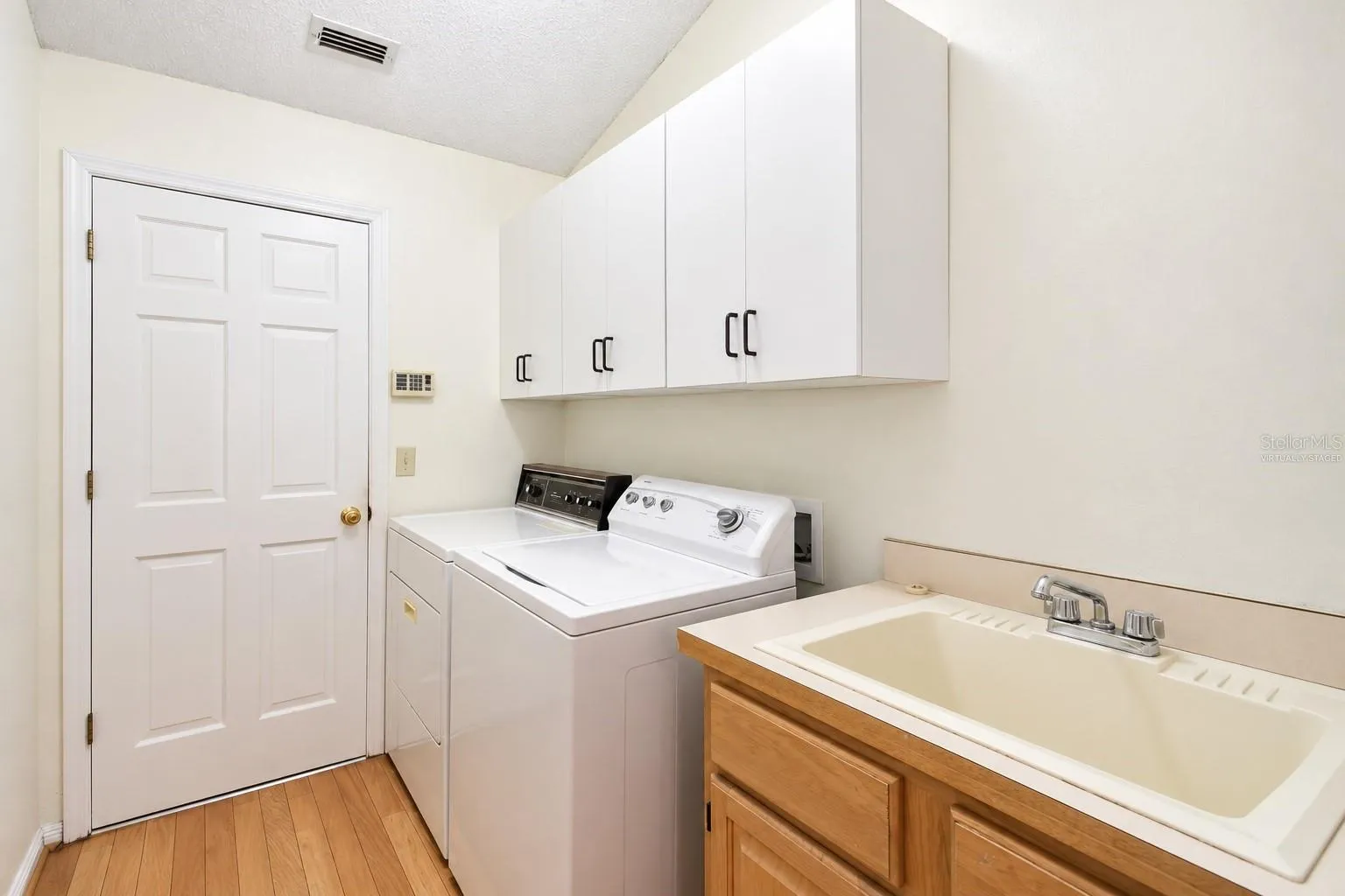VIRTUALLY STAGED LAUNDRY ROOM