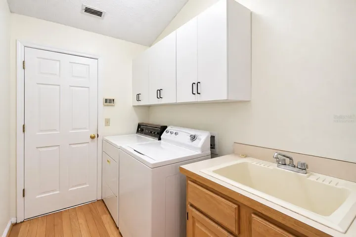 VIRTUALLY STAGED LAUNDRY ROOM