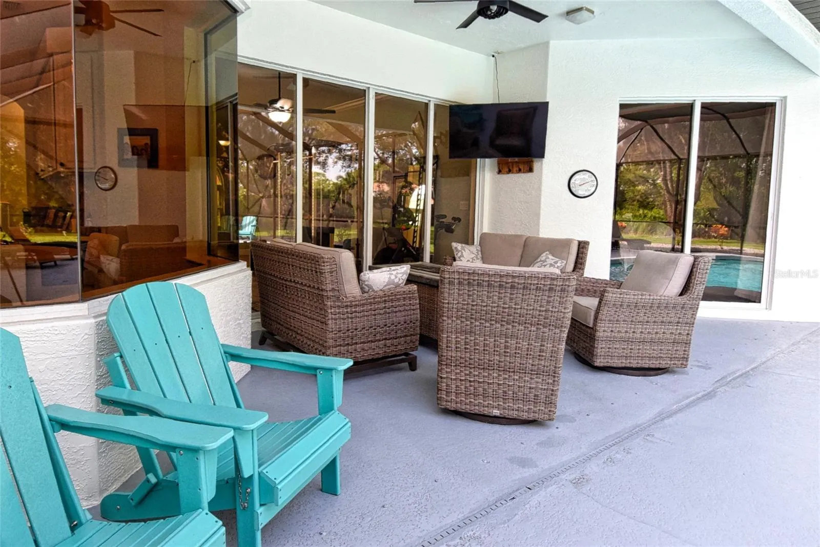 Lanai seating